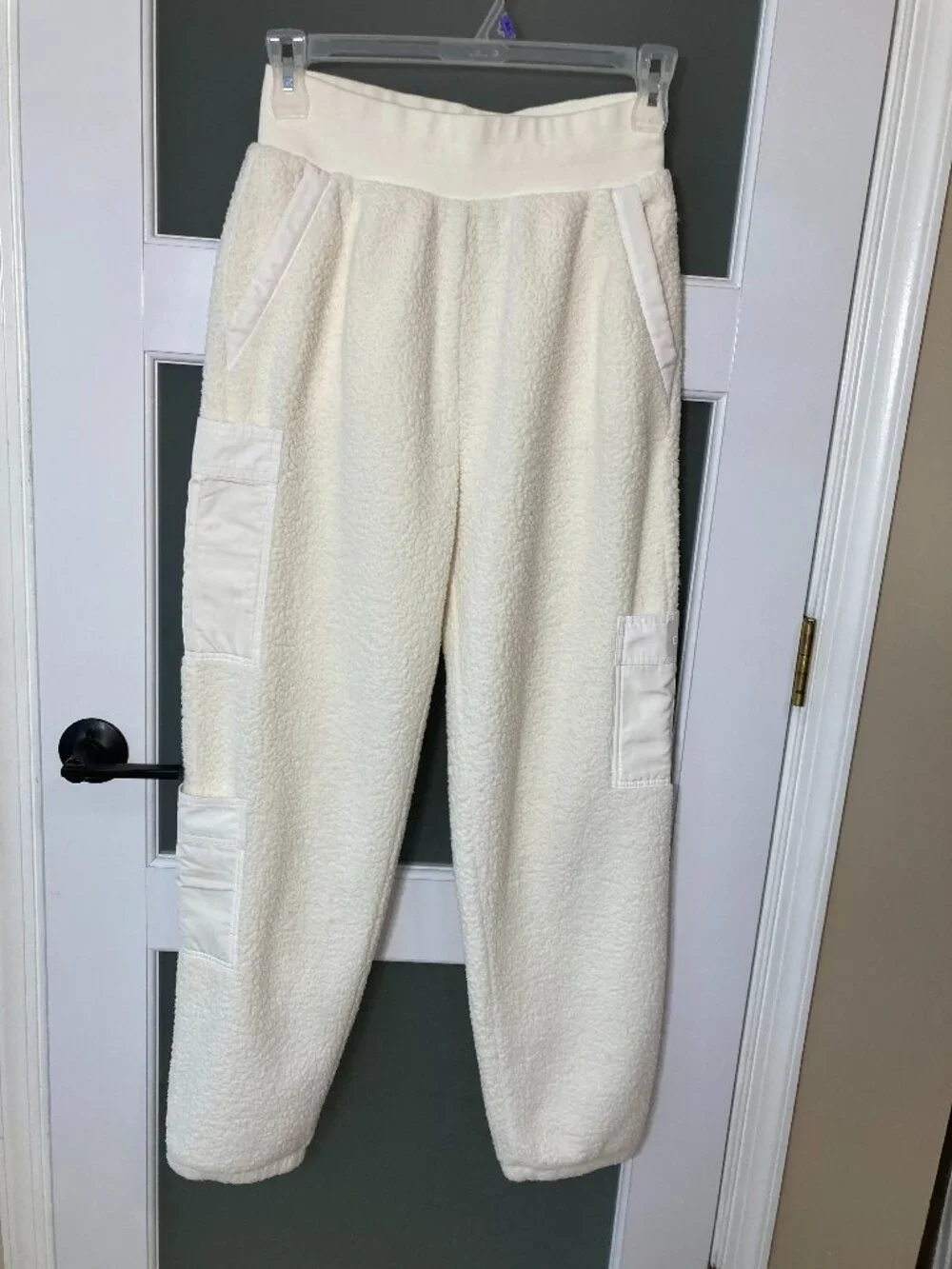 ALO Yoga Micro Sherpa High Waist Solstice Sweatpants in Ivory - size tag missing